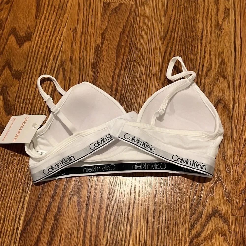 NWT Calvin Klein Woman’s White Seamless Wireless Bra Size 34A